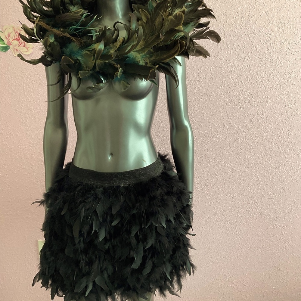Black feathered skirt.  Comfortable elastic waist band. Sz XL.